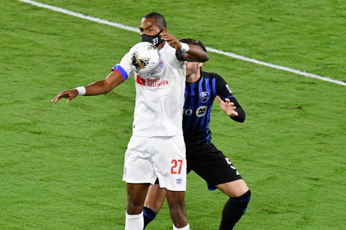 FOTO Fotbal cu masca pe față în Liga Campionilor! Jucătorul care a șocat: „Este singurul care poartă, ciudat!”