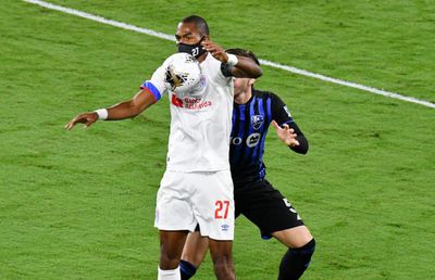 FOTO Fotbal cu masca pe față în Liga Campionilor! Jucătorul care a șocat: „Este singurul care poartă, ciudat!”