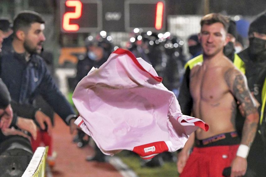 Momentul în care tricoul lui Sorescu este aruncat de un suporter nervos // foto: GSP