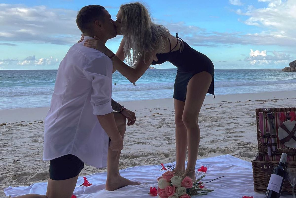 Fostul jucător al lui Hagi și-a cerut iubita în căsătorie în Seychelles! Imagini spectaculoase din vacanță