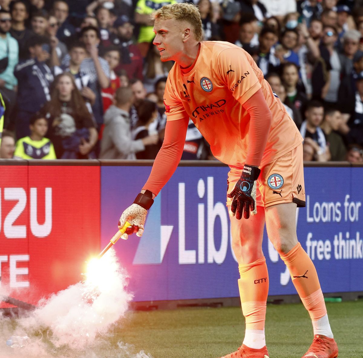 Barbari! Meci abandonat în Australia, după ce suporterii-huligani au intrat pe teren și l-au lovit pe portarul advers