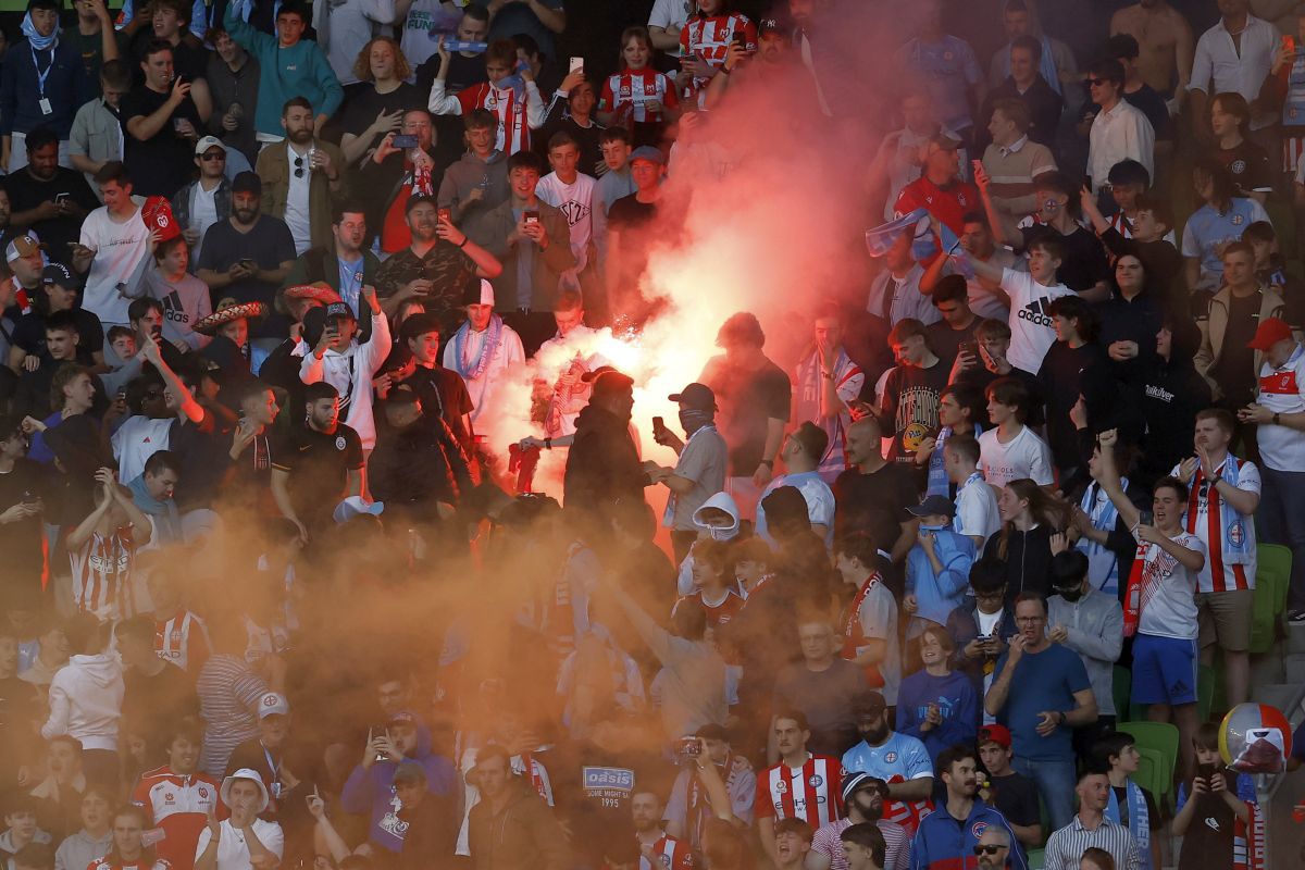 Așa arată iadul! Scene barbare la derby-ul din Australia: huliganii au declanșat HAOSUL