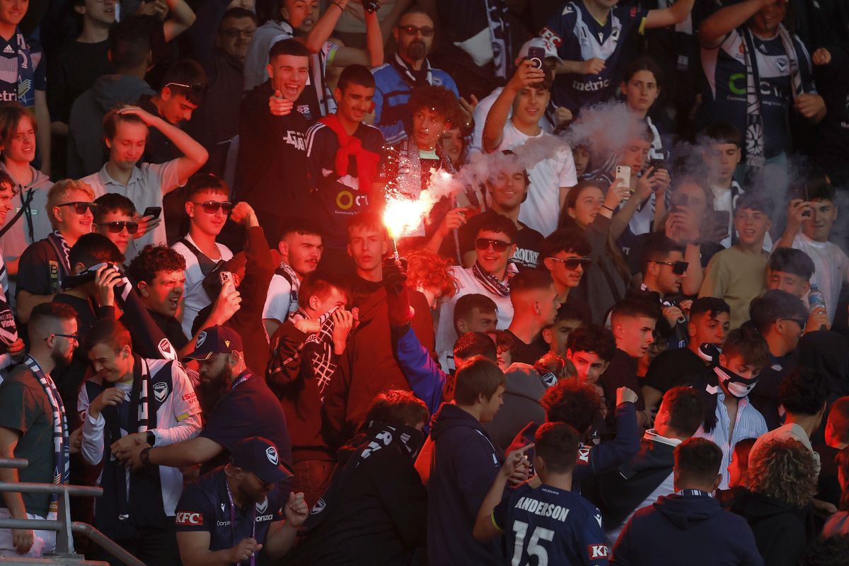 Barbari! Meci abandonat în Australia, după ce suporterii-huligani au intrat pe teren și l-au lovit pe portarul advers