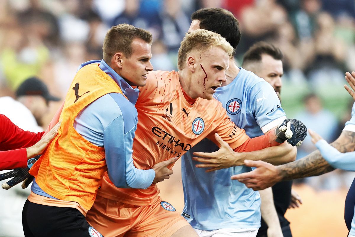 Barbari! Meci abandonat în Australia, după ce suporterii-huligani au intrat pe teren și l-au lovit pe portarul advers