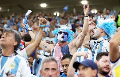 Argentinienii vin în valuri la Doha, deși nu mai sunt bilete decât pe piața neagră la finala Mondialului! Iar prețurile sunt amețitoare