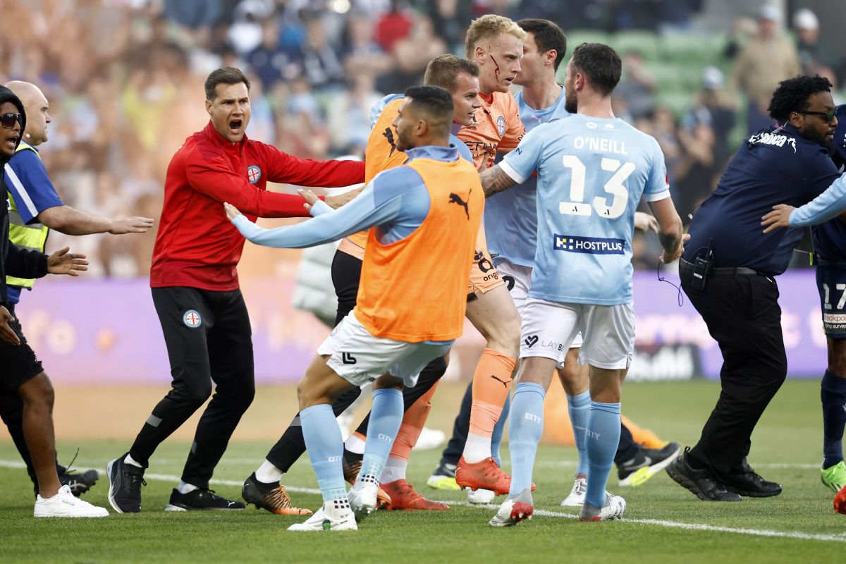 Așa arată iadul! Scene barbare la derby-ul din Australia: huliganii au declanșat HAOSUL