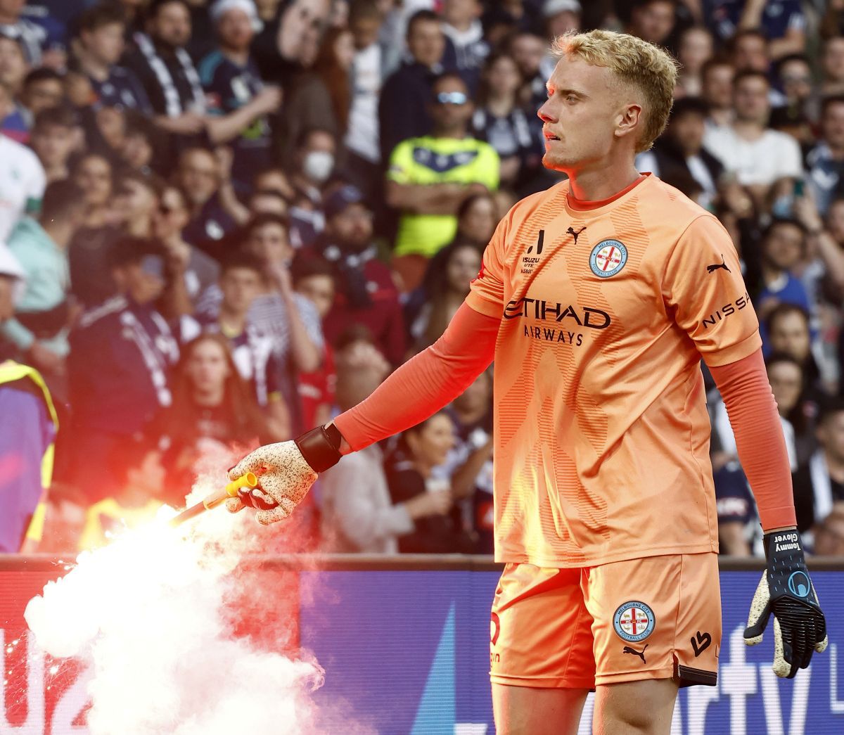 Barbari! Meci abandonat în Australia, după ce suporterii-huligani au intrat pe teren și l-au lovit pe portarul advers