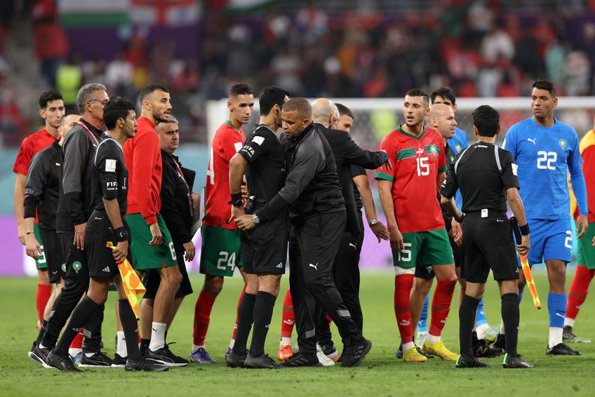 Maroc a fost învinsă de Croația în finala „mică” a Campionatului Mondial, scor 1-2. Africanii, în frunte cu selecționerul Walid Regragui (47 de ani), l-au înconjurat pe „centralul” Abdulrahman Al-Jassim (35 de ani) imediat după fluierul final.