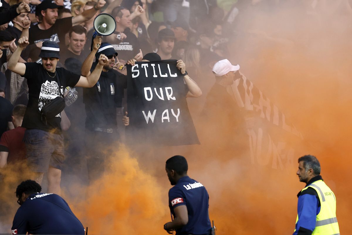 Barbari! Meci abandonat în Australia, după ce suporterii-huligani au intrat pe teren și l-au lovit pe portarul advers