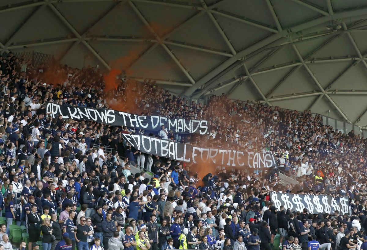 Barbari! Meci abandonat în Australia, după ce suporterii-huligani au intrat pe teren și l-au lovit pe portarul advers