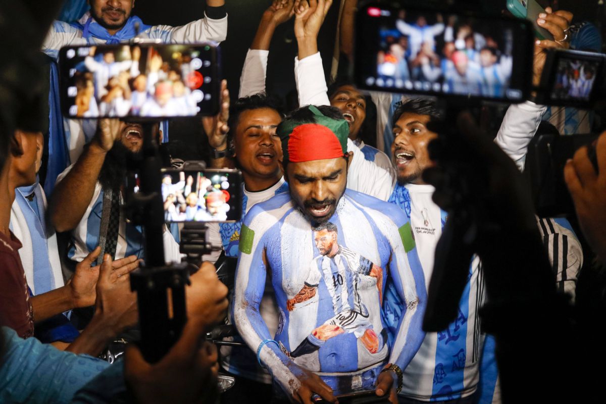 Dincolo de imaginație » Motivul pentru care milioane de bengalezi ies în stradă pentru Argentina lui Messi! Imaginile sunt fabuloase