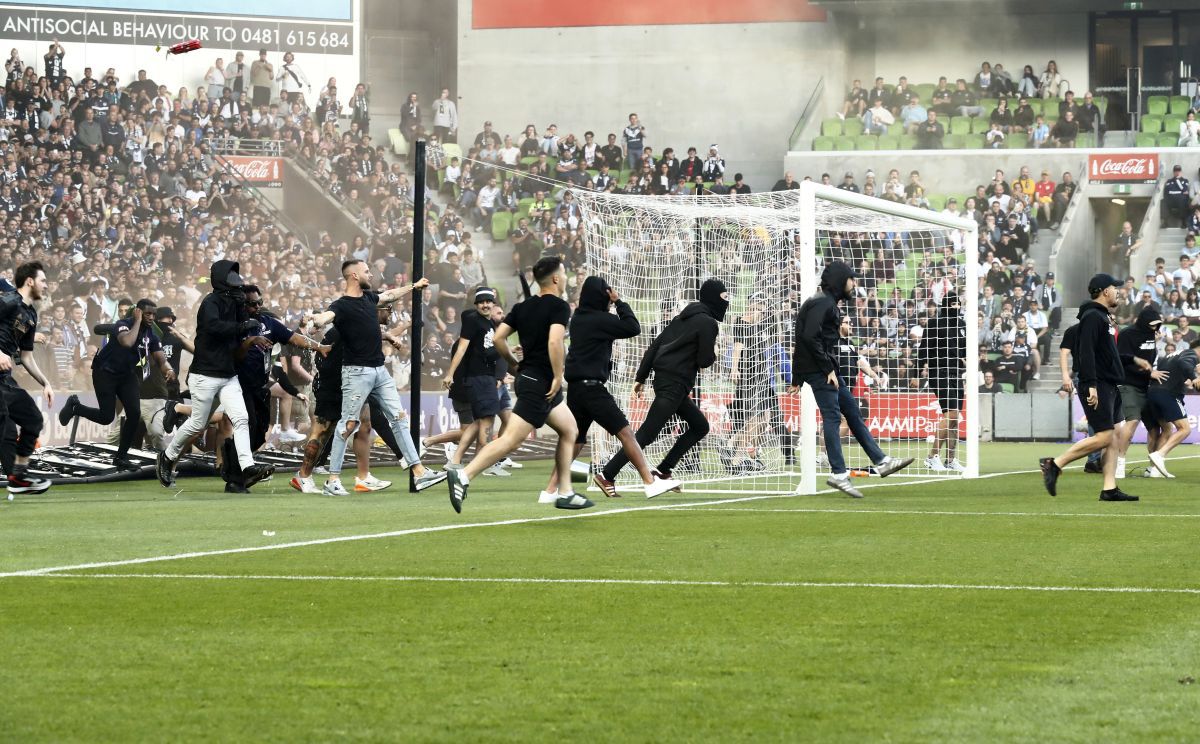 Barbari! Meci abandonat în Australia, după ce suporterii-huligani au intrat pe teren și l-au lovit pe portarul advers
