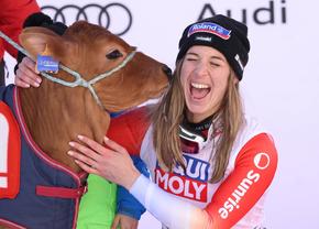Premiu inedit la o etapă de Cupă Mondială de schi alpin » Jasmine Flury a primit un vițel după ce s-a impus în proba de coborâre