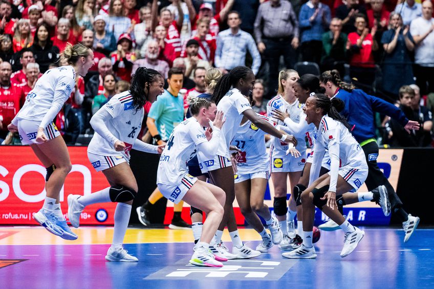 Franța a învins-o pe Norvegia, scor 31-28, și a cucerit Campionatul Mondial de handbal feminin. „Liga Florilor” a dat 4 jucătoare în lotul legendarului Olivier Krumbholz.