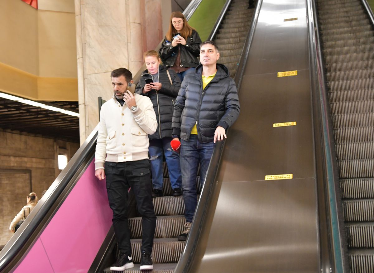 Gazeta l-a scos la plimbare pe Zeljko Kopic, iar dinamovistul s-a „ciocnit” de candidatul Nicușor Dan în metroul din București » Imagini SHOW: „Citesc despre tine!”