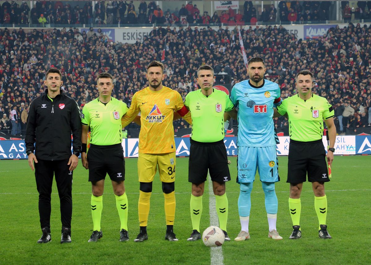 Nemaivăzut! Meciul din Liga a 5-a a strâns un număr record de spectatori! Imagini tari cu suporterii: ar fi fost în top 3 din Superliga