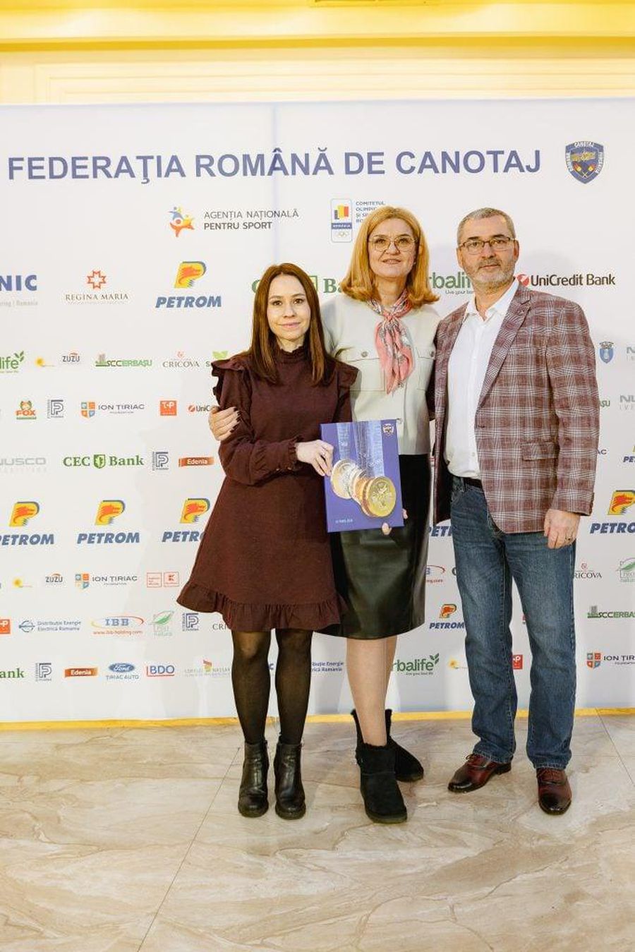 Sportivi de excepție, premiați la Gala Canotajului Românesc. Campionii s-au alăturat campaniei umanitare inițiate de Fundația Ringier pentru a-l ajuta pe Alex, bolnav de cancer, să strângă cei 250.000 de euro necesari imunoterapiei