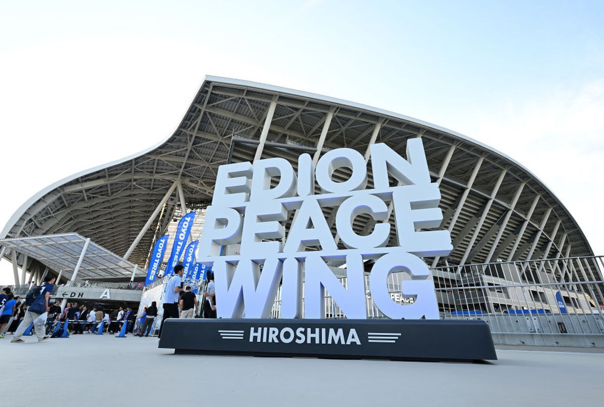 După ani de așteptare, japonezii au ridicat noul stadion de la Hiroshima » Imagini impresionante: ce reprezintă „zidul Căpitanului Tsubasa”