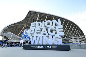 După ani de așteptare, japonezii au ridicat noul stadion de la Hiroshima » Imagini impresionante: ce reprezintă „zidul Căpitanului Tsubasa”