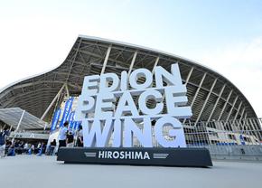După ani de așteptare, japonezii au ridicat noul stadion de la Hiroshima » Imagini impresionante: ce reprezintă „zidul Căpitanului Tsubasa”