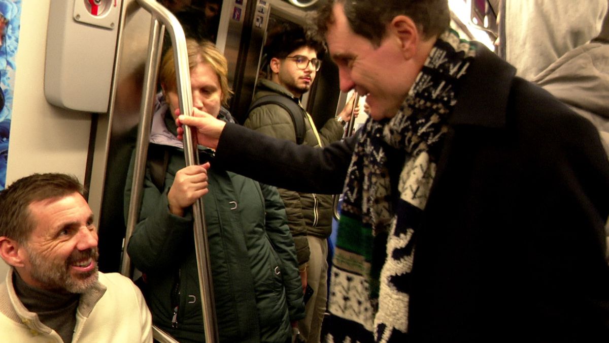 Gazeta l-a scos la plimbare pe Zeljko Kopic, iar dinamovistul s-a „ciocnit” de candidatul Nicușor Dan în metroul din București » Imagini SHOW: „Citesc despre tine!”