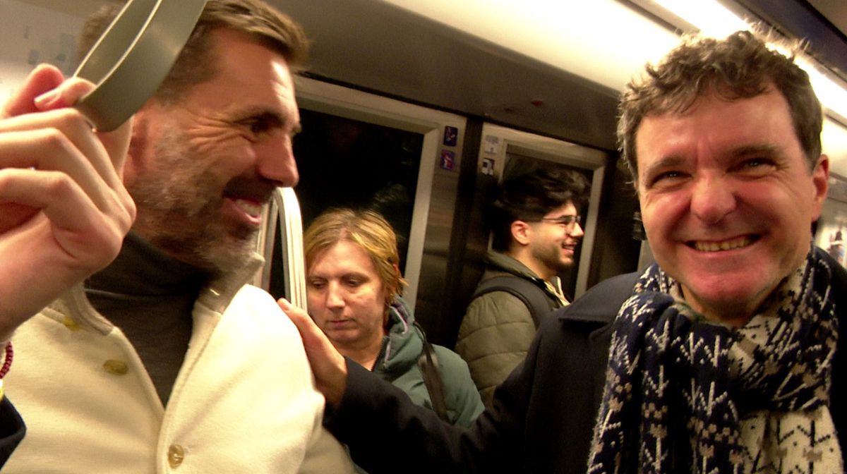 Gazeta l-a scos la plimbare pe Zeljko Kopic, iar dinamovistul s-a „ciocnit” de candidatul Nicușor Dan în metroul din București » Imagini SHOW: „Citesc despre tine!”