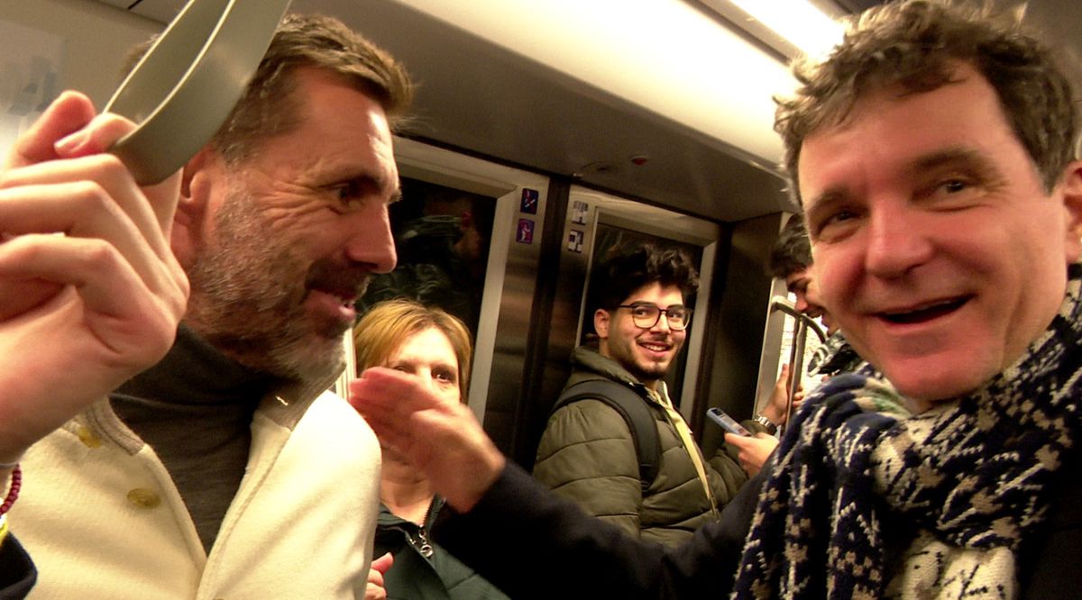 Gazeta l-a scos la plimbare pe Zeljko Kopic, iar dinamovistul s-a „ciocnit” de candidatul Nicușor Dan în metroul din București » Imagini SHOW: „Citesc despre tine!”