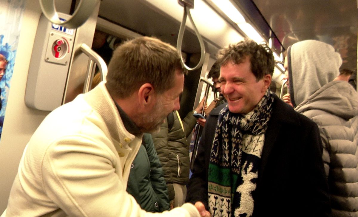 Gazeta l-a scos la plimbare pe Zeljko Kopic, iar dinamovistul s-a „ciocnit” de candidatul Nicușor Dan în metroul din București » Imagini SHOW: „Citesc despre tine!”
