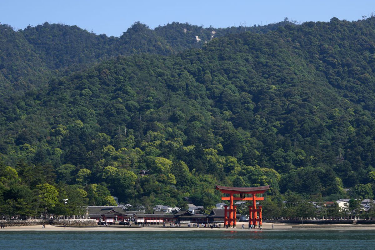 După ani de așteptare, japonezii au ridicat noul stadion de la Hiroshima » Imagini impresionante: ce reprezintă „zidul Căpitanului Tsubasa”