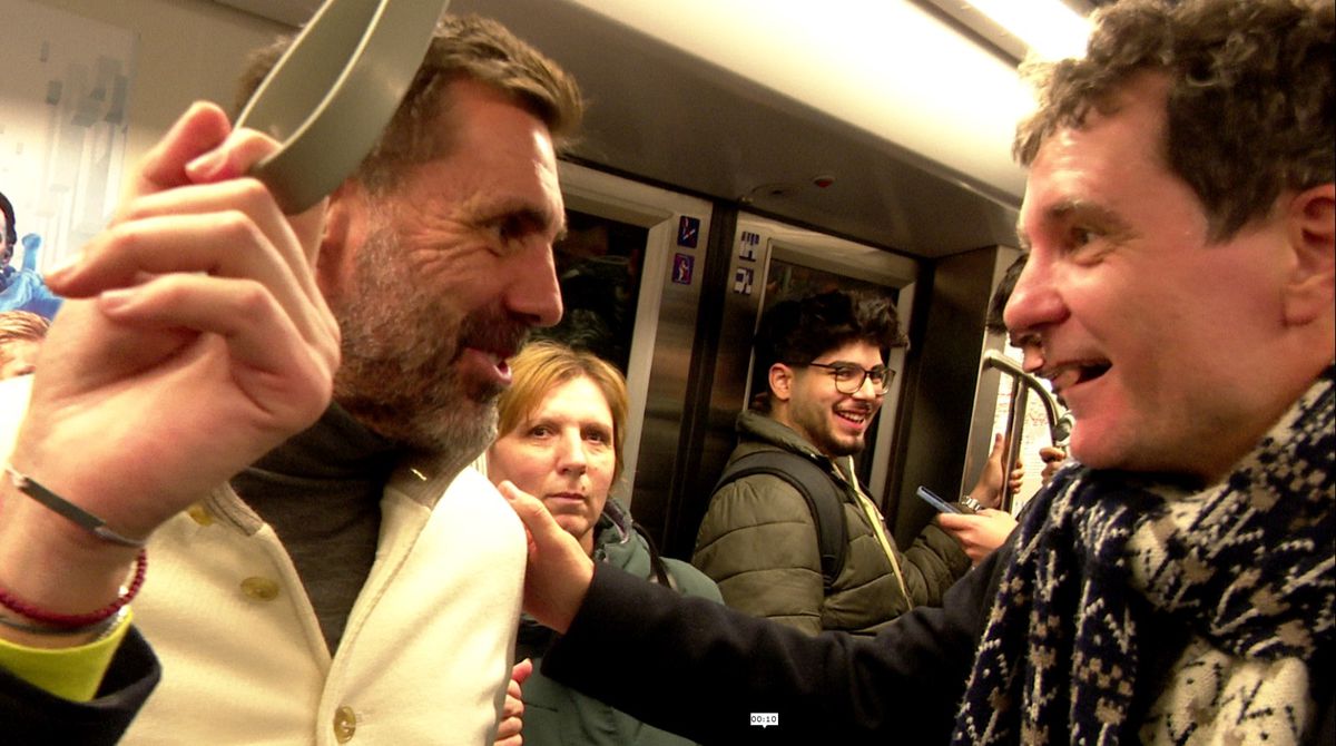 Gazeta l-a scos la plimbare pe Zeljko Kopic, iar dinamovistul s-a „ciocnit” de candidatul Nicușor Dan în metroul din București » Imagini SHOW: „Citesc despre tine!”