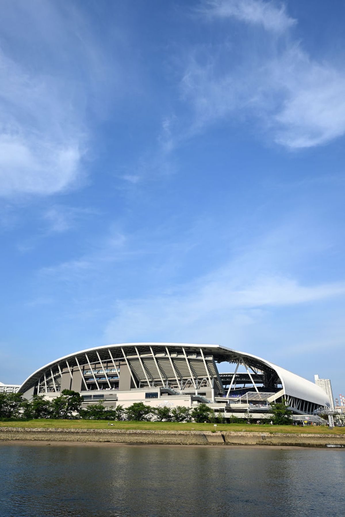 După ani de așteptare, japonezii au ridicat noul stadion de la Hiroshima » Imagini impresionante: ce reprezintă „zidul Căpitanului Tsubasa”
