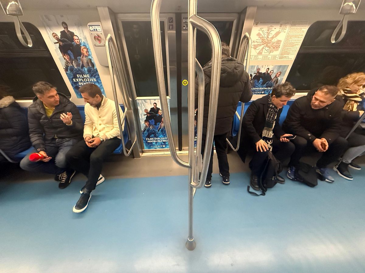 Gazeta l-a scos la plimbare pe Zeljko Kopic, iar dinamovistul s-a „ciocnit” de candidatul Nicușor Dan în metroul din București » Imagini SHOW: „Citesc despre tine!”