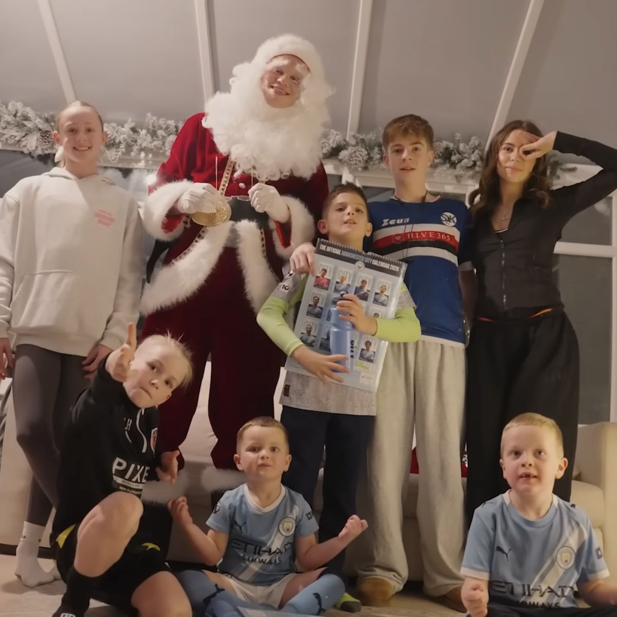 Îl recunoști? Unul dintre cei mai mari jucători din lume s-a transformat în Moș Crăciun, iar copiii l-au demascat: „Să-ți dea mingea și vom lua titlul”