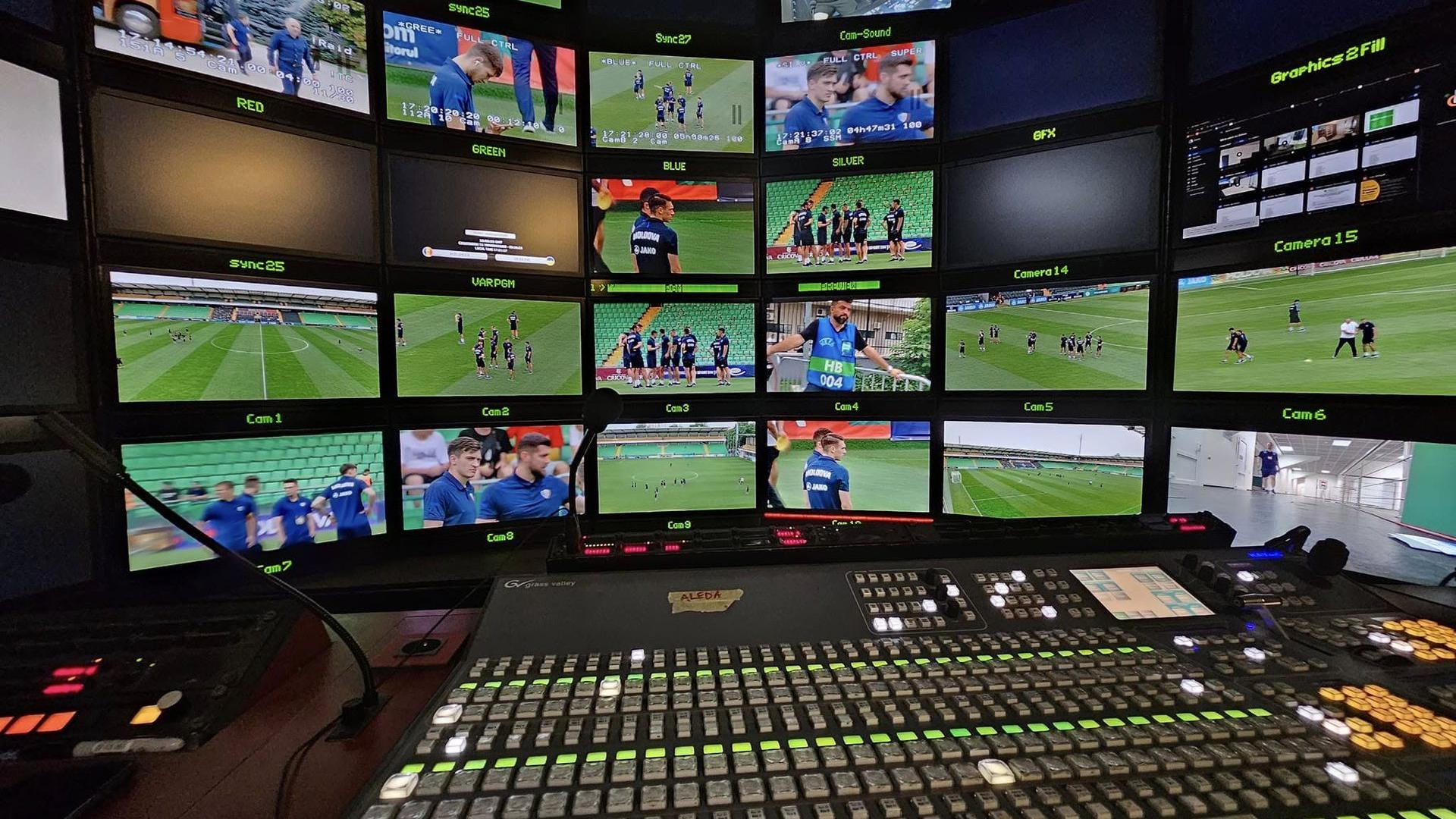 Jucători AEK Atena și Universitatea Craiova în acțiune pe teren în meci Conference League cu transmitere TV pe Prima Sport 1 și Digi Sport 1 | sursa foto: Gazeta Sporturilor Jucători AEK Atena și Universitatea Craiova în acțiune pe teren în meci Conference League cu transmitere TV pe Prima Sport 1 și Digi Sport 1 | sursa foto: Gazeta Sporturilor