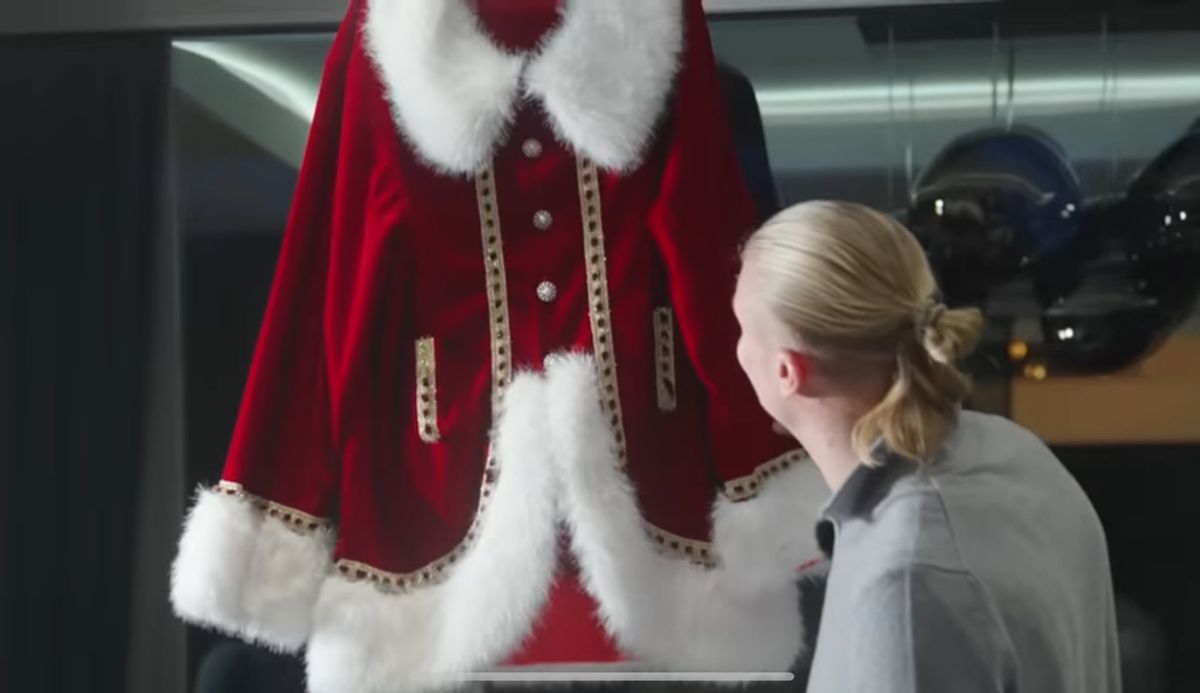 Îl recunoști? Unul dintre cei mai mari jucători din lume s-a transformat în Moș Crăciun, iar copiii l-au demascat: „Să-ți dea mingea și vom lua titlul”