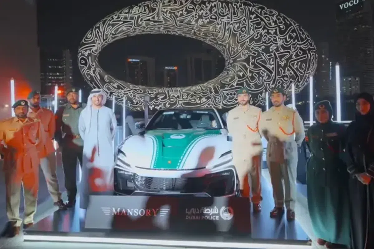 Doar 7 în lume, una a ajuns la poliția din Dubai! Imagini de la prezentarea supercarului