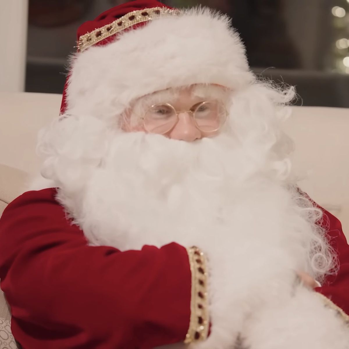 Îl recunoști? Unul dintre cei mai mari jucători din lume s-a transformat în Moș Crăciun, iar copiii l-au demascat: „Să-ți dea mingea și vom lua titlul”