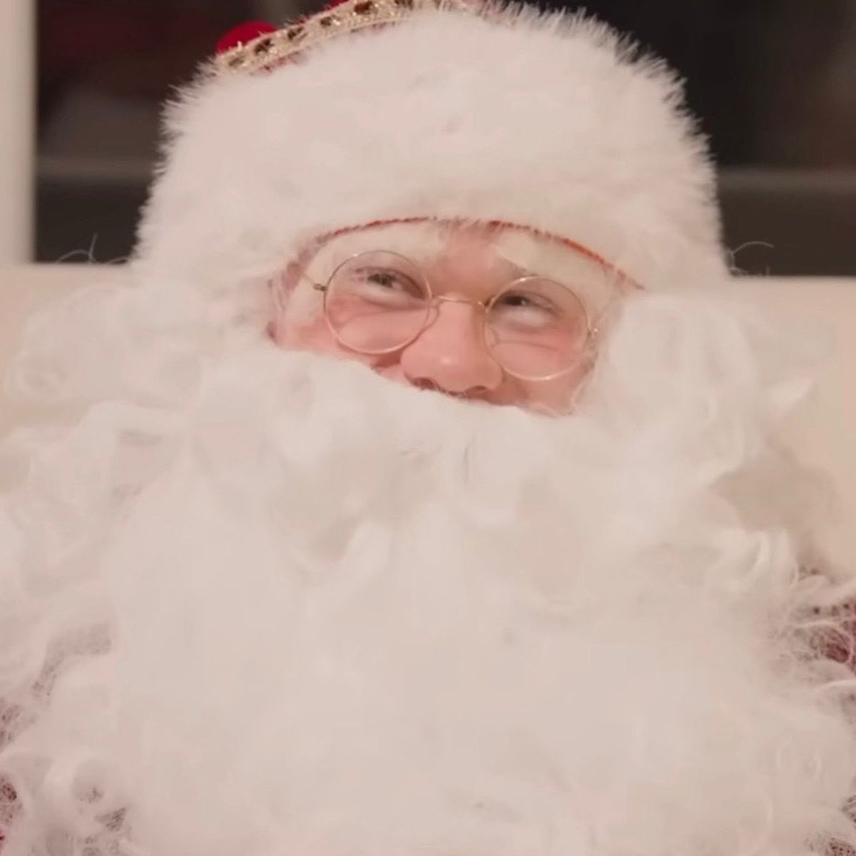 Îl recunoști? Unul dintre cei mai mari jucători din lume s-a transformat în Moș Crăciun, iar copiii l-au demascat: „Să-ți dea mingea și vom lua titlul”