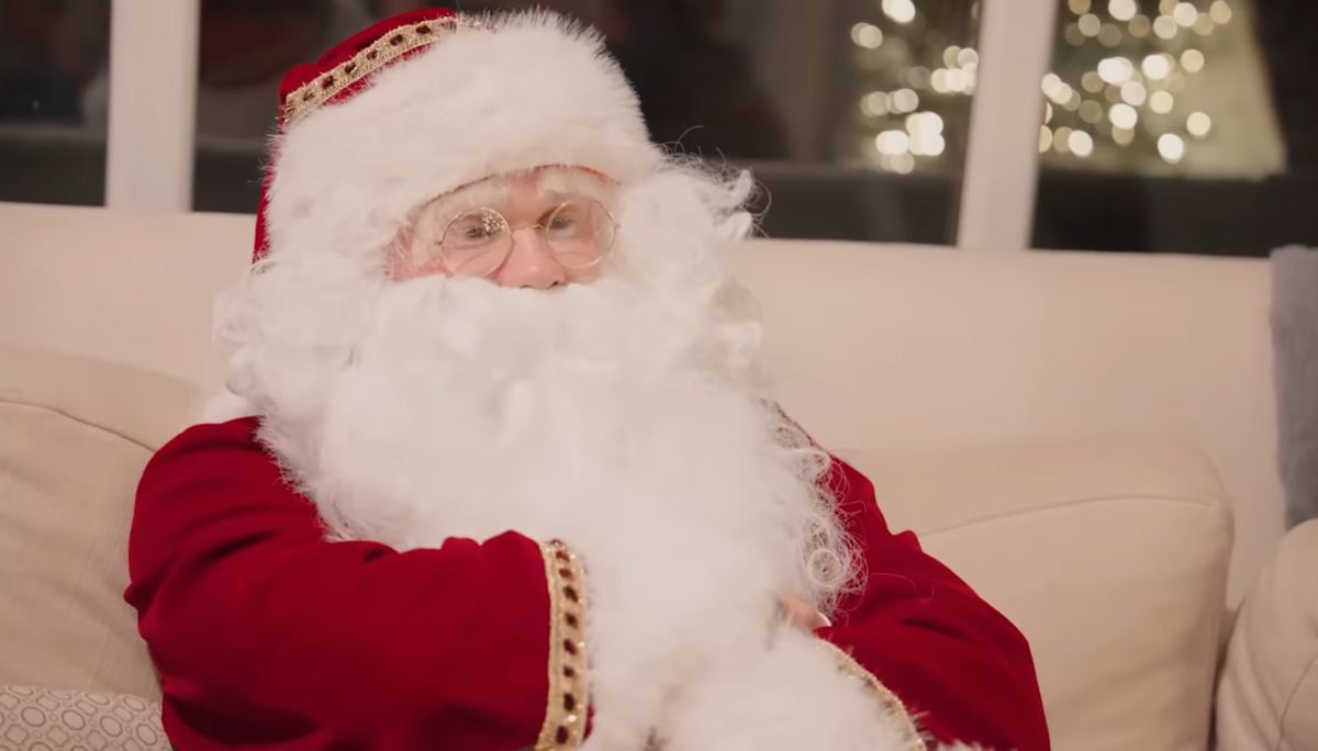 Îl recunoști? Unul dintre cei mai mari jucători din lume s-a transformat în Moș Crăciun, iar copiii l-au demascat: „Să-ți dea mingea și vom lua titlul”
