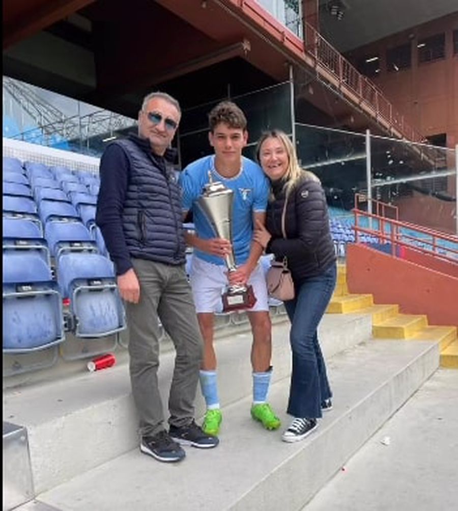 Matteo Duțu împreună cu părinții săi. Foto: tiktok/matteodutu E căpitan la Milan și are de ales în continuare între România și Italia: „Nu se știe niciodată” + Ce sfaturi a primit de la Modric