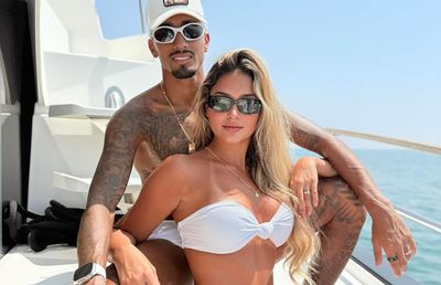 „Este cumva baschetbalist?” » Soția furioasă a fotbalistului Barcelonei a atacat FIFA - a fost nevoită să șteargă totul