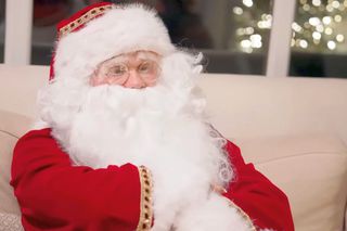 Îl recunoști? Unul dintre cei mai mari jucători din lume s-a transformat în Moș Crăciun, iar copiii l-au demascat: „Să-ți dea mingea și vom lua titlul”