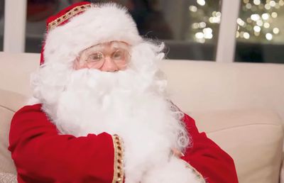 Îl recunoști? Unul dintre cei mai mari jucători din lume s-a transformat în Moș Crăciun, iar copiii l-au demascat: „Să-ți dea mingea și vom lua titlul”