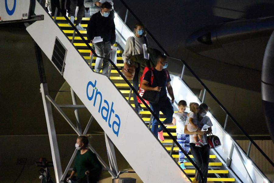 Sportivi și însoțitori coborând dintr-unul dintre avioanele închiriate de Tennis Australia Foto Imago Images Sportivi și însoțitori coborând dintr-unul dintre avioanele închiriate de Tennis Australia Foto Imago Images