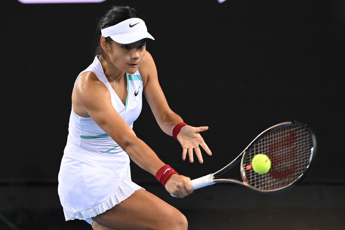 Emma Răducanu merge mai departe la Australian Open » A eliminat o câștigătoare de Grand Slam în 3 seturi