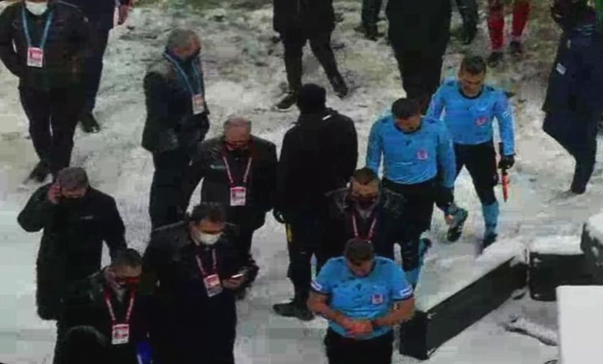 Partida dintre Gaziantep, echipă la care evoluează Alexandru Maxim și Alin Toșca, și Yeni Malatyaspor, formație antrenată de Marius Șumudică, a fost întreruptă după primele 45 de minute, la scorul de 0-0, din cauza condițiilor nefavorabile de joc.