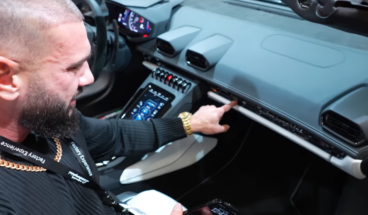 Dorian Popa a cumpărat un Lamborghini Huracan cu o sumă uluitoare! Primire incredibilă la fabrică + cu ce cadouri l-au răsfățat italienii