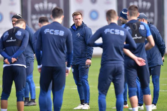 FCSB este singura echipă românească rămasă în Antalya, unde continuă pregătirile. Neubert a lăsat biciul, a luat bagheta. Antrenamentele nu mai sunt dure fizic, dar epuizarea vine după pregătirile cu mingea.