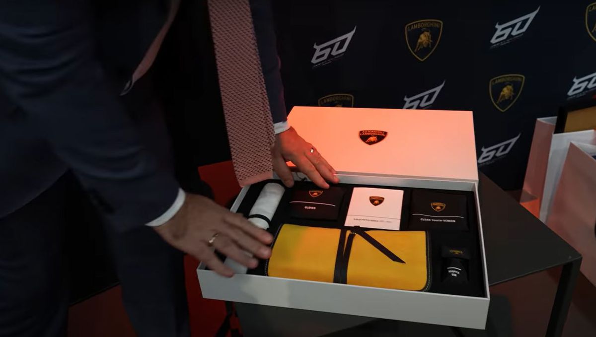 Dorian Popa a cumpărat un Lamborghini Huracan cu o sumă uluitoare! Primire incredibilă la fabrică + cu ce cadouri l-au răsfățat italienii