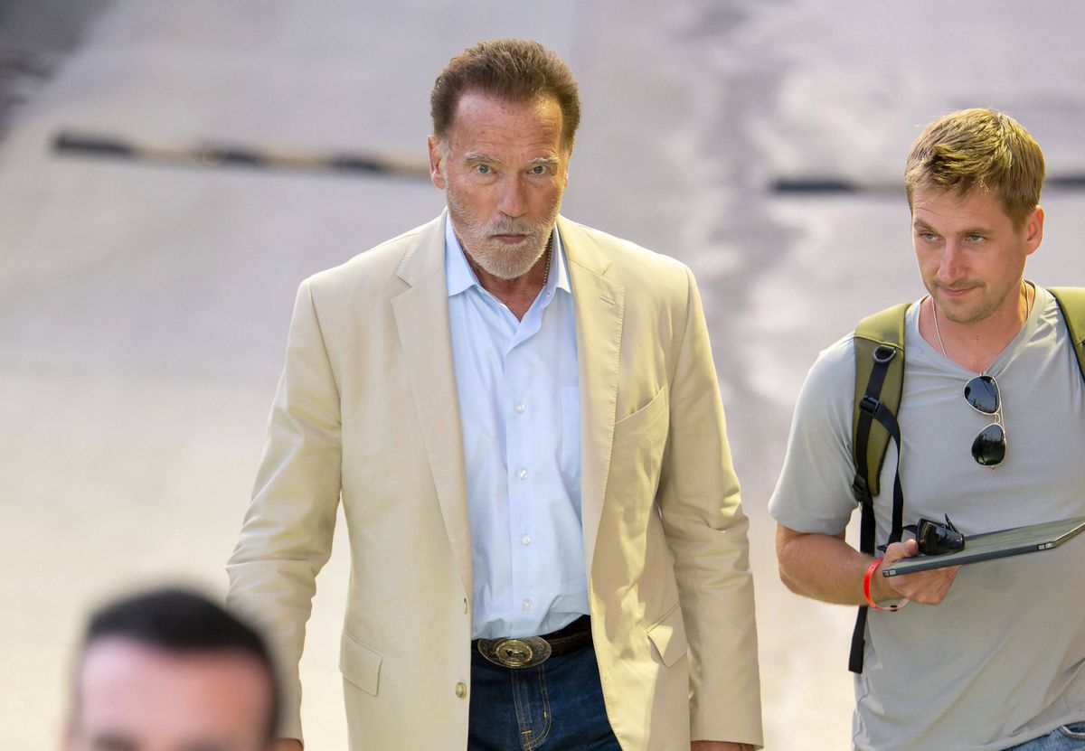 Final de coșmar pentru Arnold Schwarzenegger la Munchen » Reținut și șicanat 3 ore, și-a lăsat partenera drept garanție că se întoarce! „Nemții nu mai văd pădurea de copaci”